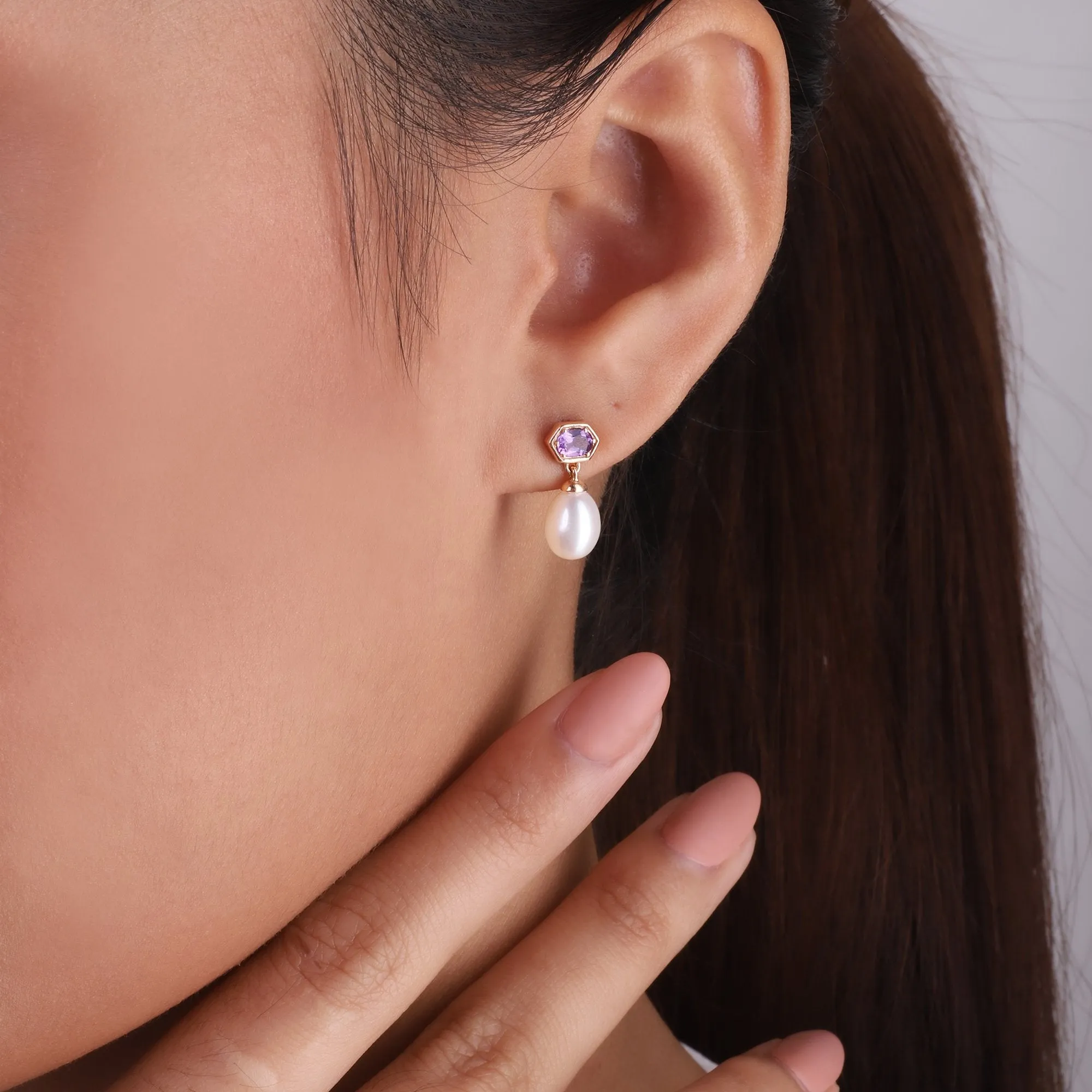 Moderne Perle & Amethyst Asymmetrische Tropfen Ohrringe in Rose Vergoldetem Sterling Silber
